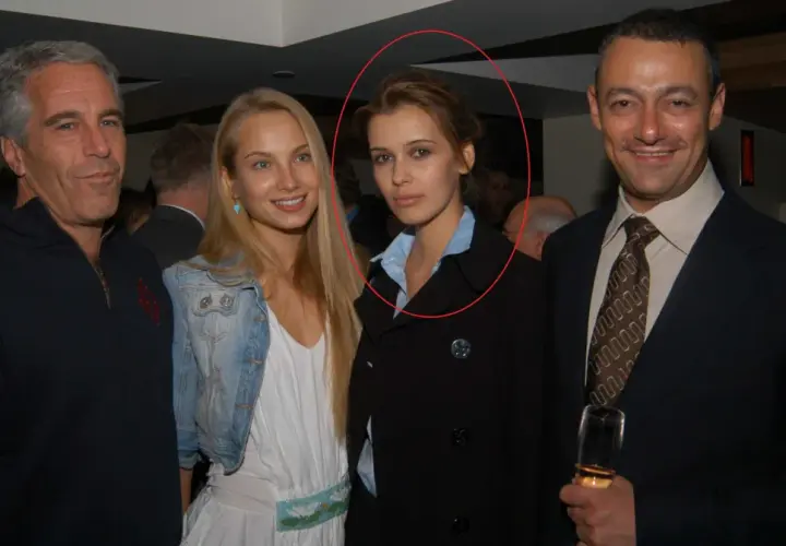 Adrianna Mucinska Ross w towarzystwie mężczyzn na przyjęciu.