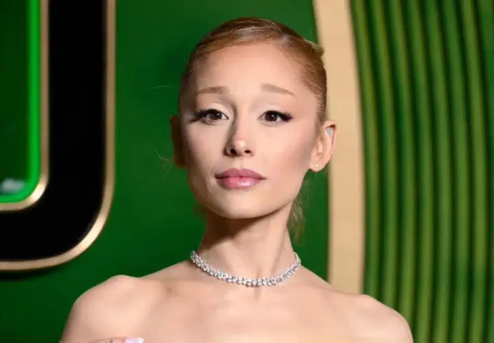 Ariana Grande w błyszczącym naszyjniku, wygląda na lekko zmęczoną, jakby zmagała się z jakąś chorobą.