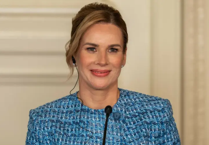 Uśmiechnięta Mariana Idzkowska, której wiek dodaje jej uroku, w eleganckim niebieskim żakiecie.