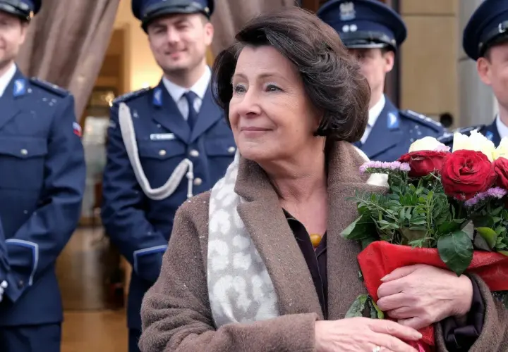 Kobieta z bukietem róż, otoczona przez policjantów w mundurach. Czyżby to była zapowiedź filmu "Uwierz w Mikołaja 2"?