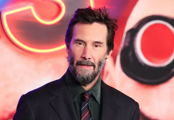 Keanu Reeves, gotowy na kolejne wyzwania w stylu John Wick 5, z neonowym tłem.