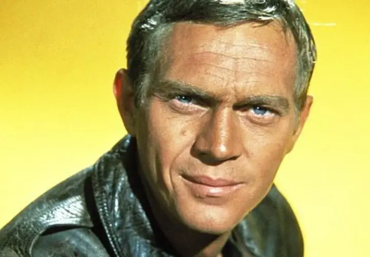 Steve McQueen w skórzanej kurtce, ikona kina. Jego spojrzenie przypomina o niezapomnianych rolach w jego filmach.