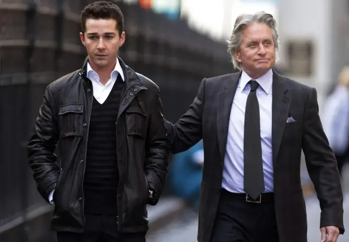 Michael Douglas w filmach, tu z Shia LaBeoufem, spacerują ulicą.