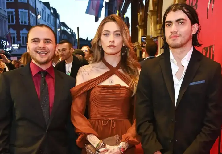 Paris Jackson i jej bracia, Prince i Blanket, na czerwonym dywanie. Dzieci Michaela Jacksona wspierają się nawzajem.