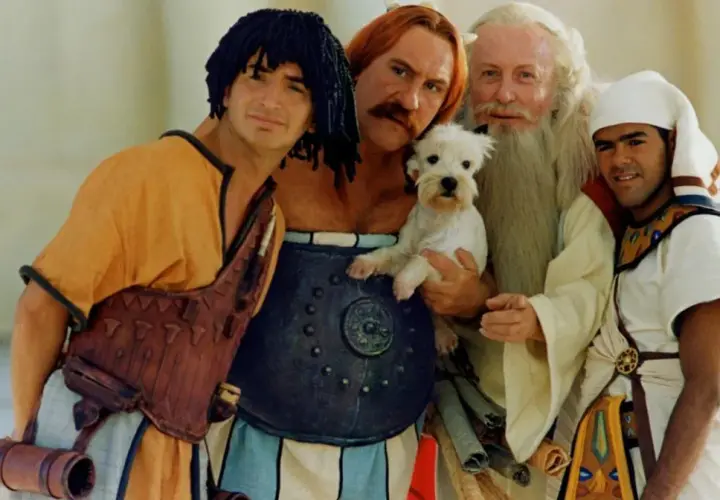Asterix i Obelix Misja Kleopatra: Obelix trzyma pieska, obok Asterix, starzec i egipski doradca.