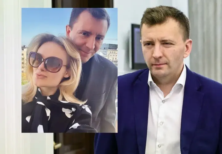 Łukasz Grabarczyk z żoną, uśmiechnięci na tle miasta. Obok polityk w granatowej marynarce.