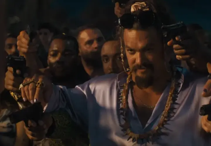 Jason Momoa z pistoletami w tłumie, jako nowy złoczyńca w obsadzie Szybcy i wściekli 10.