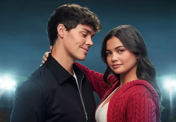 Dziewczyna bad boya, Noah Beck, patrzy z uwielbieniem na Noah Centineo, który obejmuje ją ramieniem.