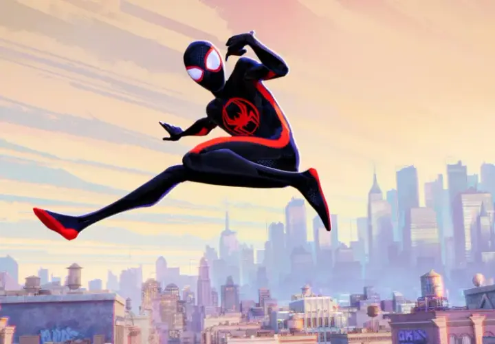 Miles Morales w stroju Spider-Mana skacze nad miastem, przygotowując się do podróży przez multiwersum.