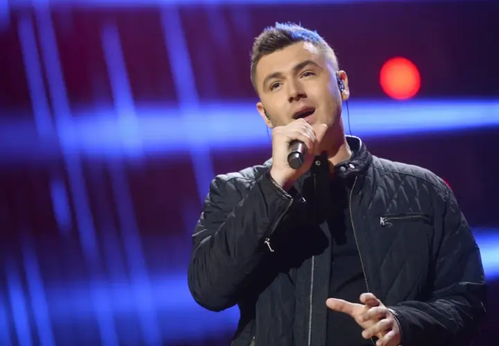 Kamil Bednarek śpiewa na scenie, myśląc o swojej żonie.