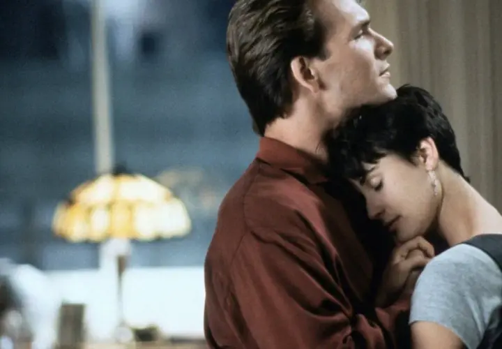Tony Goldwyn w filmach i serialach. Para w czułym uścisku, w tle lampa.