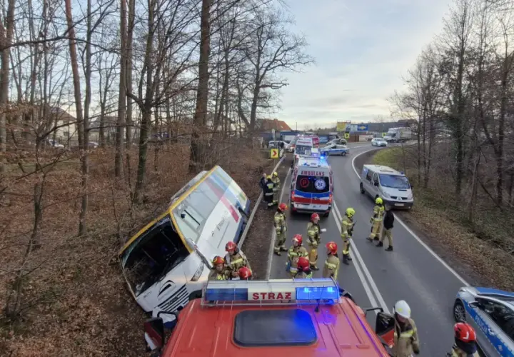 Wypadek z udziałem autobusu, karetki i policji. Strażacy zabezpieczają miejsce zdarzenia. Krótka przerwa w podróży, jakby Krzysztof Krawczyk miał wypadek.