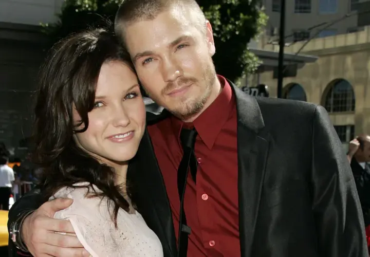 Chad Michael Murray obejmuje uśmiechniętą kobietę na czerwonym dywanie.