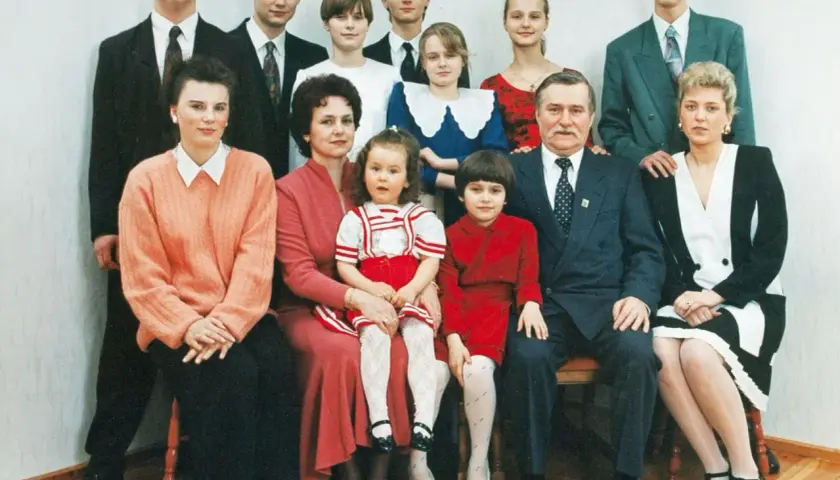 Rodzina Wałęsów pozuje do zdjęcia. Nie wiadomo, które dzieci Wałęsy są adoptowane.