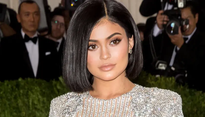 Kylie Jenner w błyszczącej sukni, otoczona przez fotografów. Marzy o przyszłości swoich dzieci.