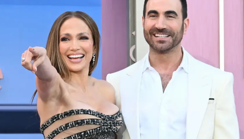 Jennifer Lopez i jej mąż Ben Affleck na czerwonym dywanie. Ona wskazuje palcem, on uśmiecha się.