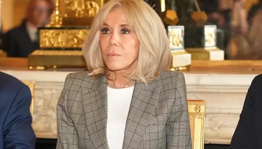 Brigitte Macron w eleganckiej marynarce, z blond włosami. Spekulacje o jej wyglądzie i ewentualnych operacjach plastycznych towarzyszą jej od lat.