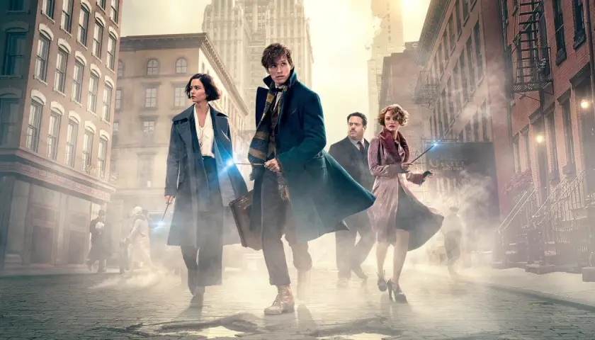 Eddie Redmayne w filmach "Fantastyczne zwierzęta" na ulicach Nowego Jorku.