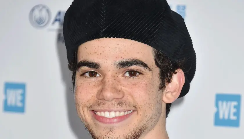 Uśmiechnięty Cameron Boyce w czarnej beretce, znany z filmów, seriali i programów.
