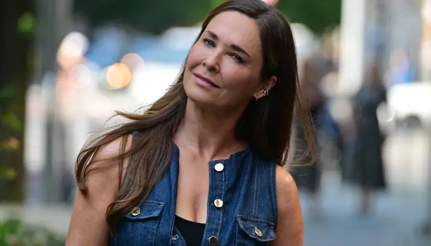 Dorota Naruszewicz w dżinsowej kamizelce, uśmiecha się lekko. Może właśnie myśli o swoim mężu.