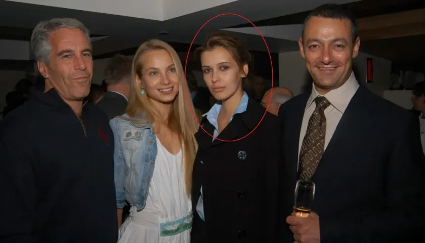 Adrianna Mucinska Ross w towarzystwie mężczyzn na przyjęciu.