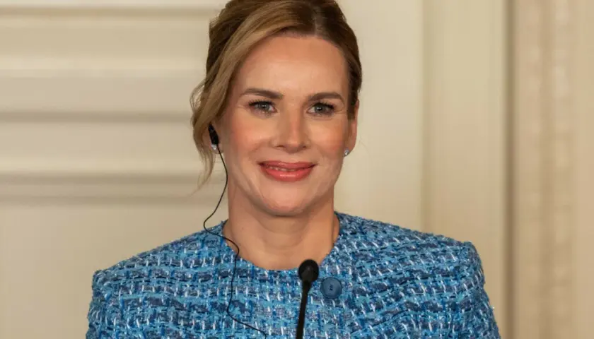Uśmiechnięta Mariana Idzkowska, której wiek dodaje jej uroku, w eleganckim niebieskim żakiecie.