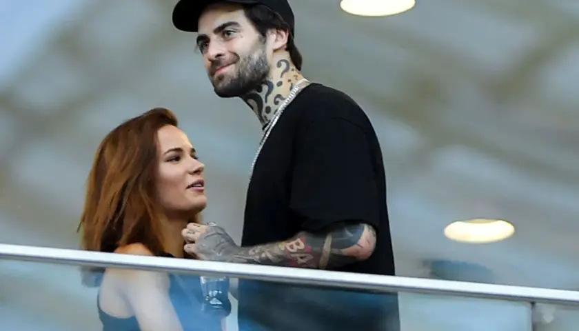 Natalia Szroeder i Quebo w czułym uścisku, patrzą na siebie z miłością.