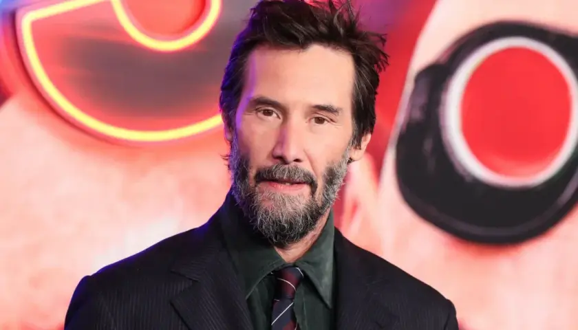 Keanu Reeves, gotowy na kolejne wyzwania w stylu John Wick 5, z neonowym tłem.
