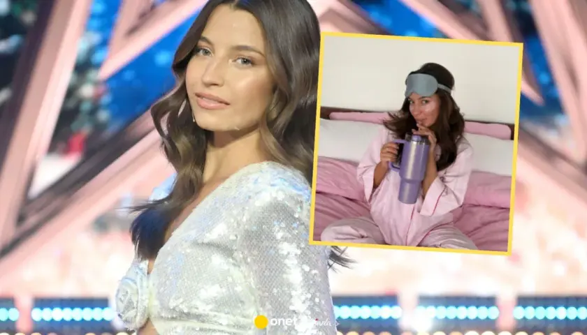 Julia Wieniawa w piżamie i opasce na oczy, popijająca napój z kubka. Przygotowania do nocowanki.