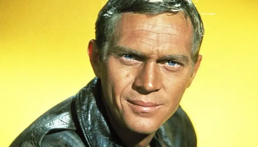 Steve McQueen w skórzanej kurtce, ikona kina. Jego spojrzenie przypomina o niezapomnianych rolach w jego filmach.