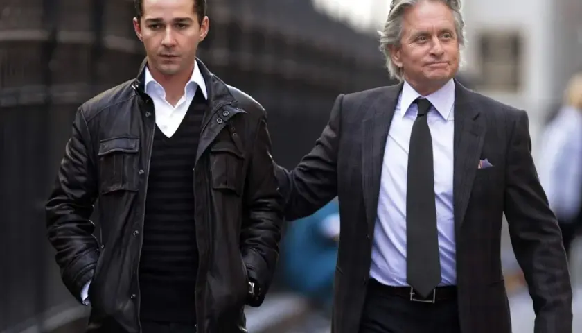Michael Douglas w filmach, tu z Shia LaBeoufem, spacerują ulicą.