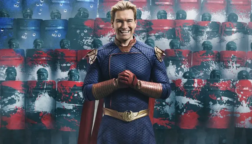Homelander z "The Boys" sezon 5, uśmiechnięty na tle tarcz z wizerunkiem amerykańskiej flagi i śladami kul.