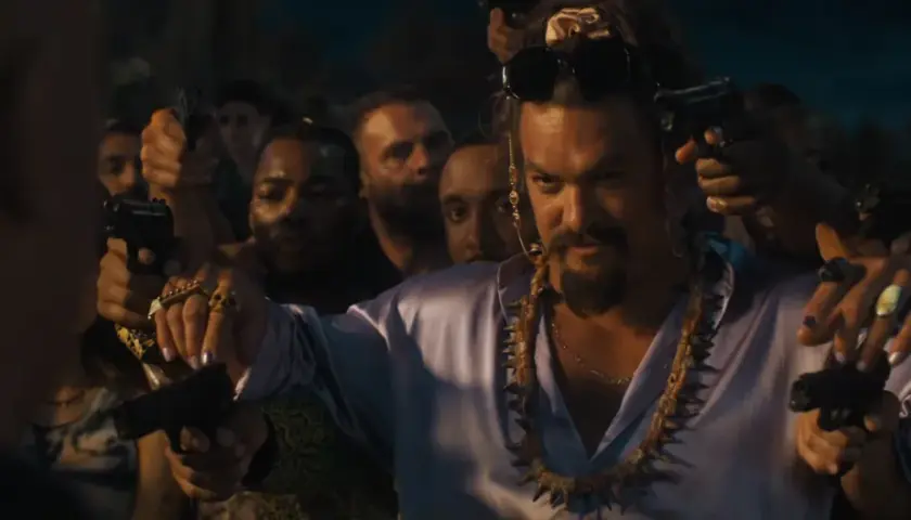 Jason Momoa z pistoletami w tłumie, jako nowy złoczyńca w obsadzie Szybcy i wściekli 10.