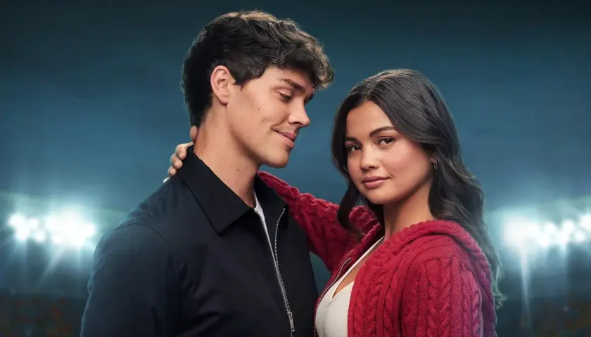 Dziewczyna bad boya, Noah Beck, patrzy z uwielbieniem na Noah Centineo, który obejmuje ją ramieniem.
