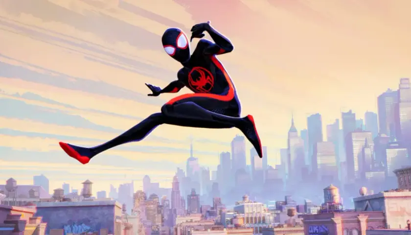Miles Morales w stroju Spider-Mana skacze nad miastem, przygotowując się do podróży przez multiwersum.