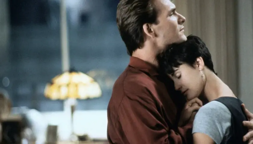 Tony Goldwyn w filmach i serialach. Para w czułym uścisku, w tle lampa.