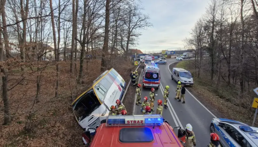 Wypadek z udziałem autobusu, karetki i policji. Strażacy zabezpieczają miejsce zdarzenia. Krótka przerwa w podróży, jakby Krzysztof Krawczyk miał wypadek.