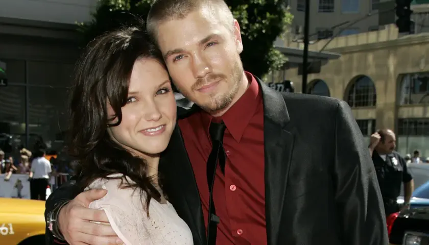 Chad Michael Murray obejmuje uśmiechniętą kobietę na czerwonym dywanie.