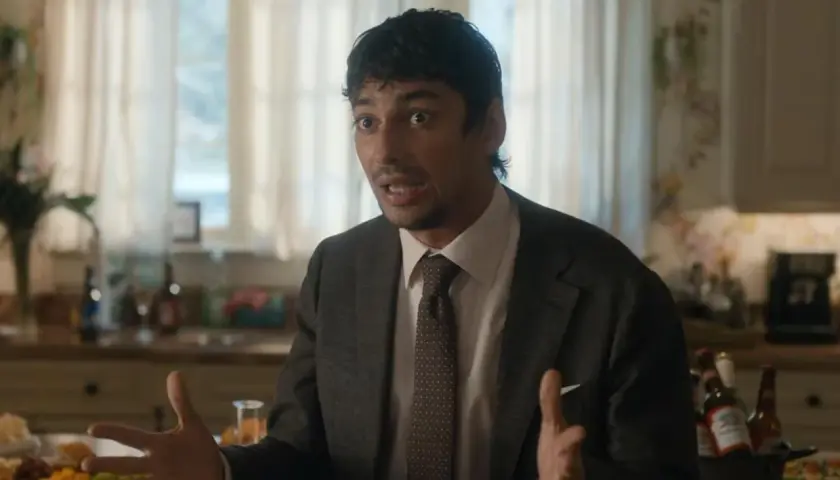 Devon Bostick w garniturze gestykuluje, opowiadając o swoich filmach, serialach i programach.