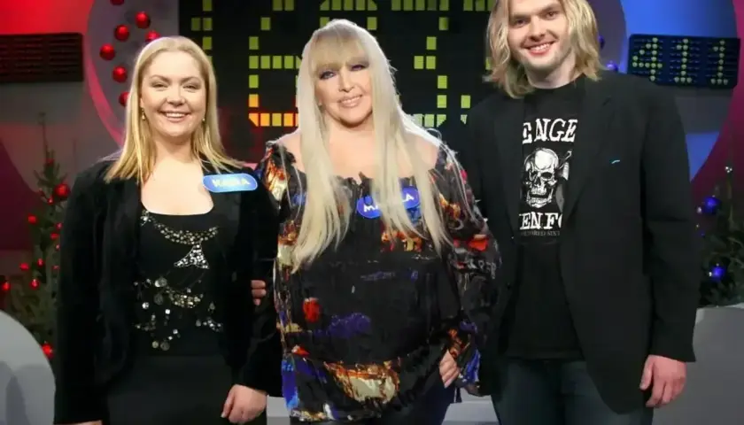 Maryla Rodowicz z dziećmi, Katarzyną i Jędrzejem, na planie programu telewizyjnego.