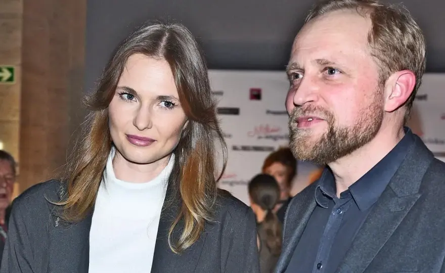 Żona Piotra Adamczyka - Kto nią jest? Prawda o małżeństwie aktora