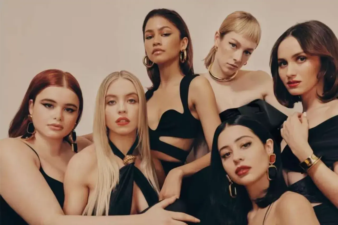 Gwiazdy "Euforii" w czerniach, gotowe na sezon 3. Zendaya, Hunter Schafer, Sydney Sweeney i inne w zmysłowych pozach.