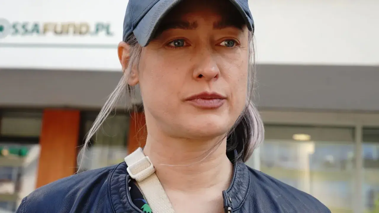 Matylda Damięcka w czapce i skórzanej kurtce, zamyślona. Może myśli o swoich dzieciach?