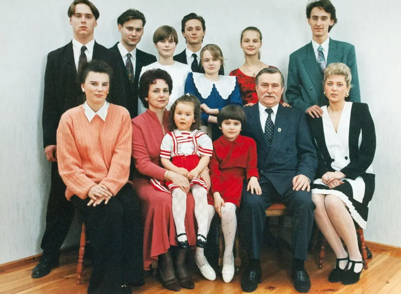 Rodzina Wałęsów pozuje do zdjęcia. Nie wiadomo, które dzieci Wałęsy są adoptowane.