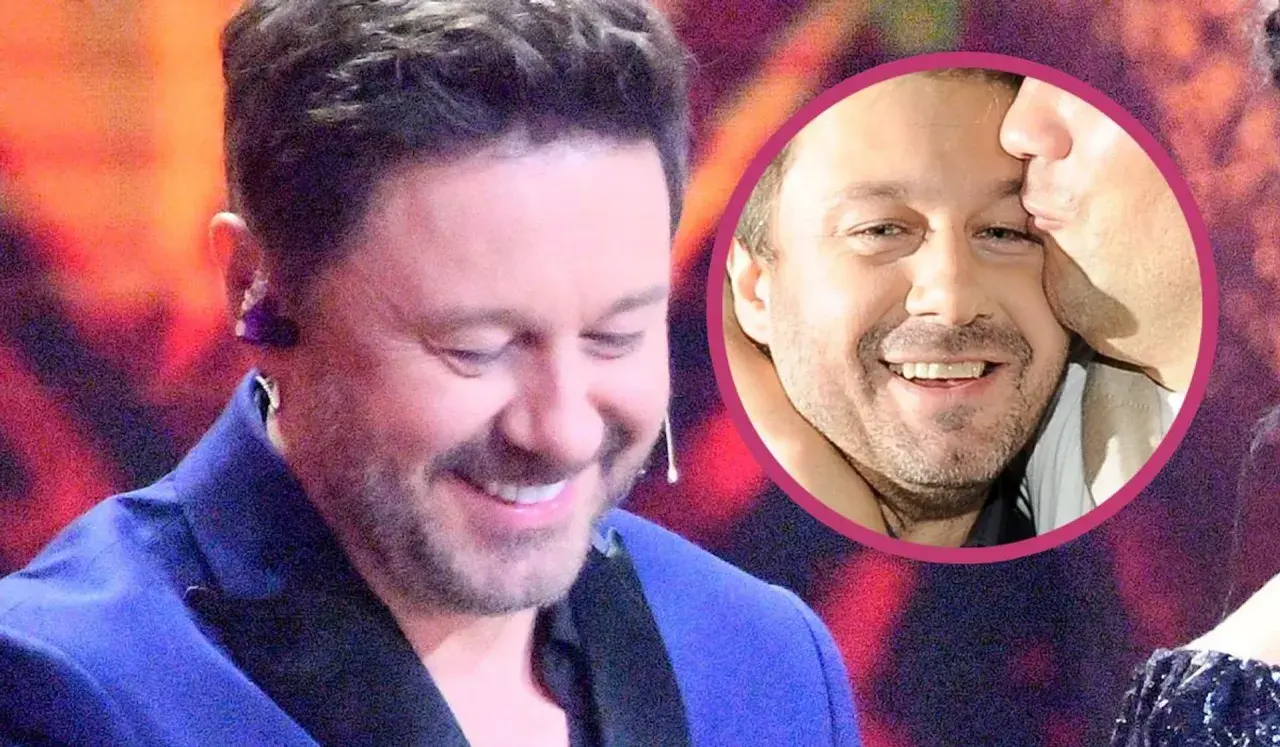 Andrzej Piaseczny uśmiecha się, a w okręgu widać jego bliską osobę.