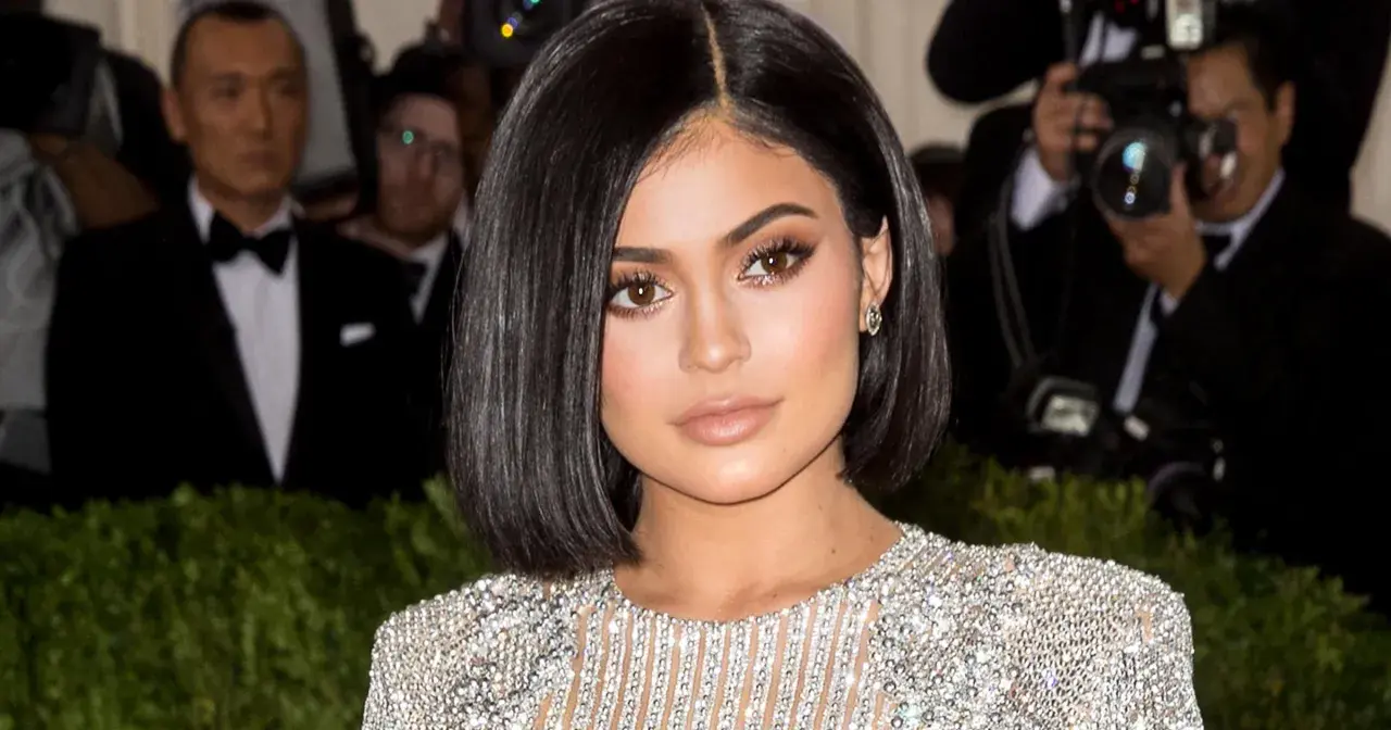 Kylie Jenner w błyszczącej sukni, otoczona przez fotografów. Marzy o przyszłości swoich dzieci.