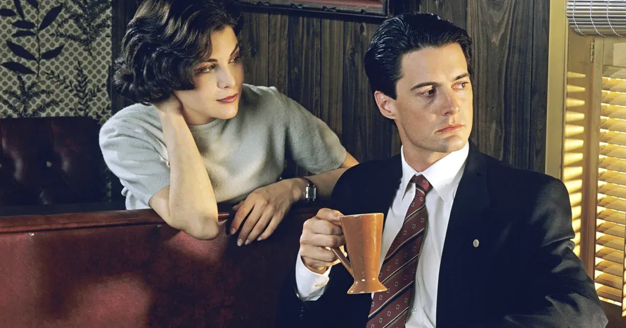 Agent Cooper i tajemnicza kobieta w miasteczku Twin Peaks.