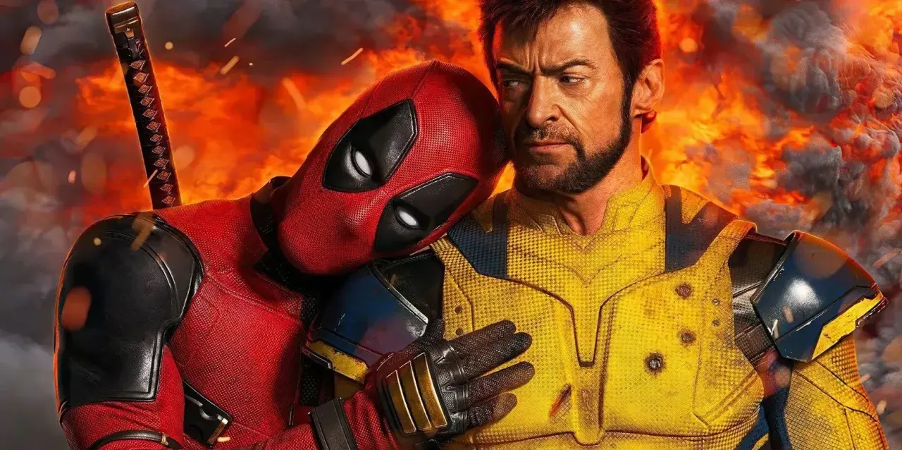 Deadpool przytula się do Wolverine'a na tle płomieni. To zapowiedź obsady filmu "Deadpool & Wolverine".