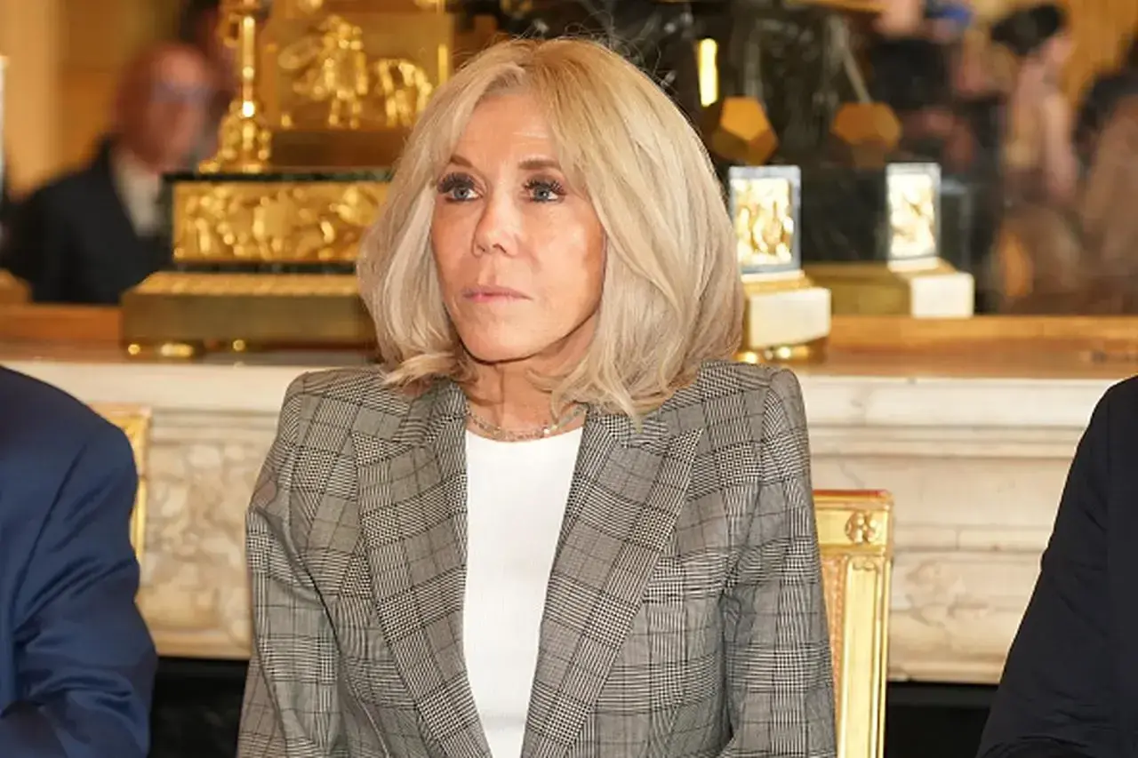 Brigitte Macron w eleganckiej marynarce, z blond włosami. Spekulacje o jej wyglądzie i ewentualnych operacjach plastycznych towarzyszą jej od lat.