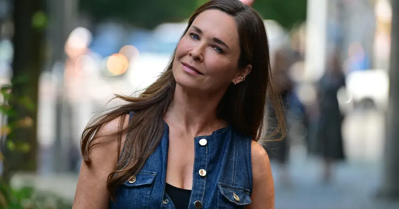 Dorota Naruszewicz w dżinsowej kamizelce, uśmiecha się lekko. Może właśnie myśli o swoim mężu.